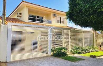 Imagem: A casa possui 5 Dormitórios, 5 Banheiros, 4 Vagas na garagem