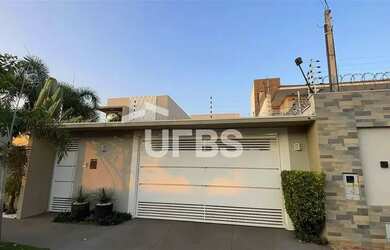 Imagem: A casa possui 3 Dormitórios, 4 Banheiros, 4 Vagas na garagem