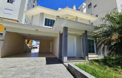 Imagem: A casa possui 4 Dormitórios, 4 Banheiros, 4 Vagas na garagem