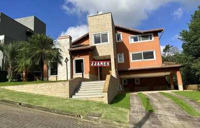 Imagem: A casa possui 3 Dormitórios, 5 Banheiros, 3 Vagas na garagem