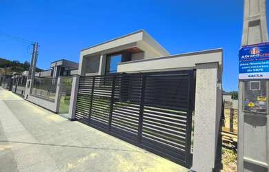 Imagem: A casa possui 3 Dormitórios, 3 Banheiros, 2 Vagas na garagem