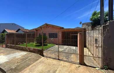 Imagem: A casa possui 2 Dormitórios, 1 Banheiro, 3 Vagas na garagem