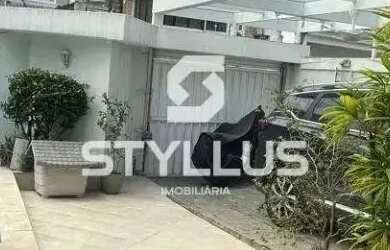 Imagem: A casa em condomínio possui 4 Dormitórios, 2 Banheiros, 3