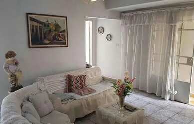 Imagem: A casa possui 3 Dormitórios, 1 Banheiro, 2 Vagas na garagem