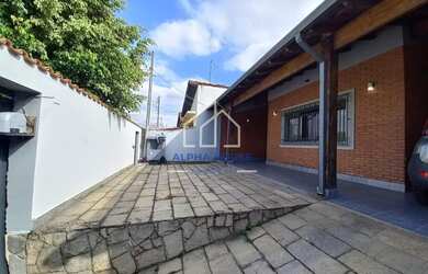 Imagem: A casa possui 2 Dormitórios, 2 Banheiros, 2 Vagas na garagem