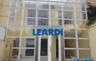 Imagem: O depósito possui 4 Vagas na garagem e 441m² de Área e está