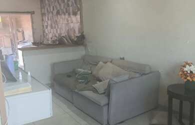 Imagem: A casa possui 2 Dormitórios, 1 Banheiro, 1 Vaga na garagem