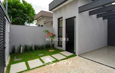 Imagem: A casa possui 3 Dormitórios, 3 Banheiros, 2 Vagas na garagem