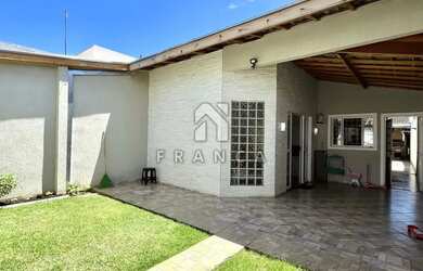 Imagem: A casa possui 3 Dormitórios, 2 Banheiros, 2 Vagas na garagem