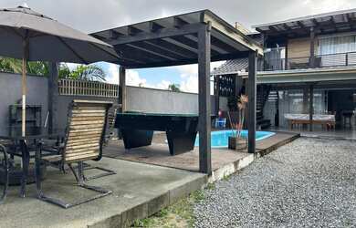 Imagem: A casa possui 4 Dormitórios, Acomodam 10 pessoas, 2 Vagas na