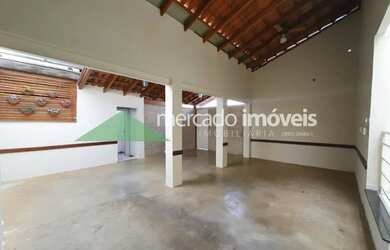 Imagem: A casa possui 4 Dormitórios, 4 Banheiros, 337m² de Área e