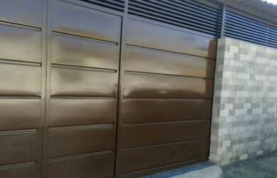 Imagem: A casa possui 3 Dormitórios, 1 Banheiro, 4 Vagas na garagem