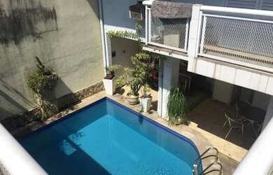 Imagem: A casa possui 3 Dormitórios, 3 Banheiros, 3 Vagas na garagem