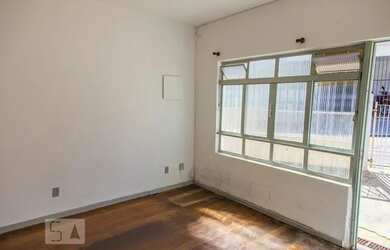 Imagem: A casa possui 1 Dormitório, 1 Banheiro, 1 Vaga na garagem