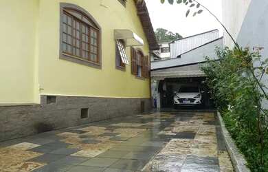 Imagem: A casa à venda possui 4 Dormitórios, 2 Banheiros, 4 Vagas