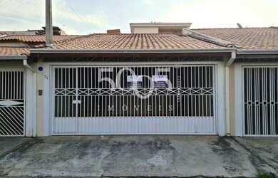 Imagem: A casa possui 2 Dormitórios, 2 Banheiros, 2 Vagas na garagem