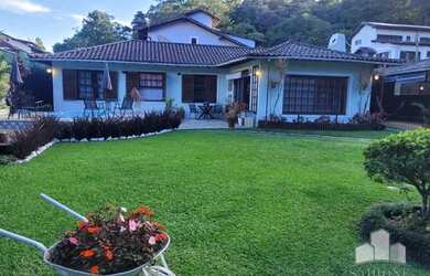 Imagem: A casa possui 4 Dormitórios, 3 Banheiros, 2 Vagas na garagem