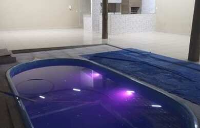 Imagem: A casa possui 2 Vagas na garagem e está localizado em Laranjeiras