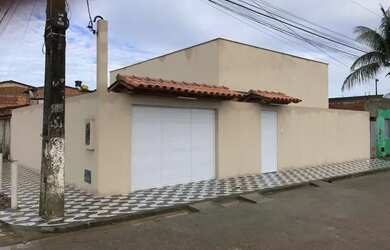 Imagem: A casa possui 2 Dormitórios, 2 Banheiros, 2 Vagas na garagem