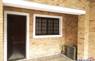 Imagem: A casa possui 2 Dormitórios, 1 Banheiro, 4 Vagas na garagem