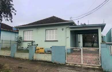 Imagem: A casa possui 4 Dormitórios, 1 Banheiro, 1 Vaga na garagem