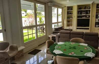 Imagem: A casa possui 4 Dormitórios, 5 Banheiros, 4 Vagas na garagem