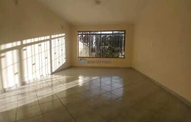 Imagem: A casa possui 3 Dormitórios, 3 Banheiros, 2 Vagas na garagem