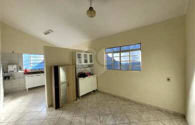 Imagem: A casa possui 3 Dormitórios, 2 Banheiros, 4 Vagas na garagem