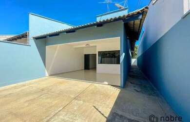 Imagem: A casa possui 3 Dormitórios, 3 Banheiros, 2 Vagas na garagem