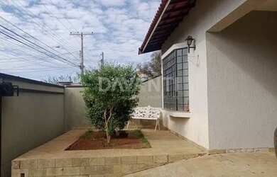 Imagem: A casa possui 3 Dormitórios, 4 Banheiros, 2 Vagas na garagem