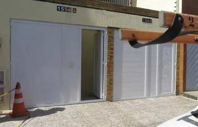 Imagem: A casa possui 2 Dormitórios, 3 Banheiros, 1 Vaga na garagem