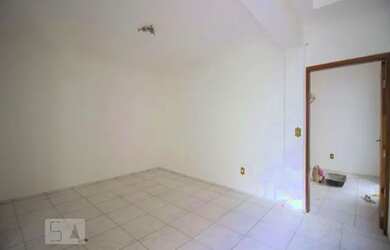 Imagem: A casa possui 3 Dormitórios, 2 Banheiros, 1 Vaga na garagem