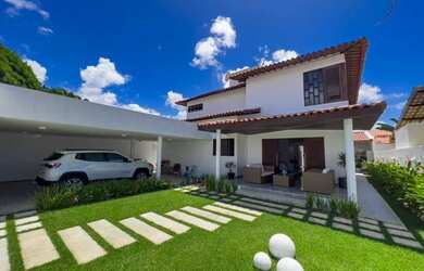 Imagem: A casa em condomínio possui 4 Dormitórios, 5 Banheiros, 400m²