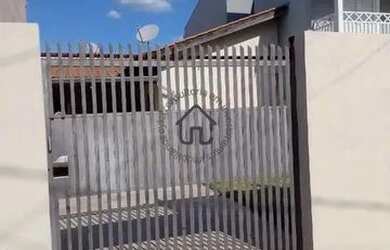 Imagem: A casa possui 1 Dormitório, 1 Banheiro, 1 Vaga na garagem e