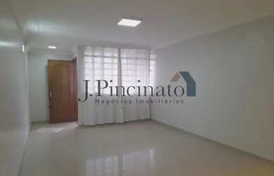 Imagem: A casa possui 3 Dormitórios, 2 Banheiros, 1 Vaga na garagem