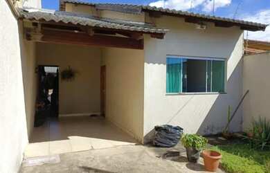 Imagem: A casa possui 3 Dormitórios, 2 Banheiros, 1 Vaga na garagem