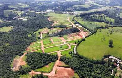 Imagem: O terreno e possui Dormitórios, Suítes, Banheiros, 360-0m²