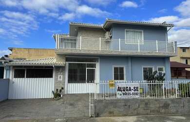 Imagem: A casa possui 3 Dormitórios, 2 Banheiros, 3 Vagas na garagem
