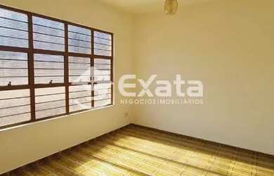 Imagem: A casa possui 3 Dormitórios, 2 Banheiros, 5 Vagas na garagem