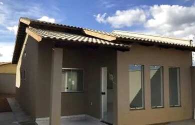 Imagem: A casa possui 2 Dormitórios, 1 Banheiro, 2 Vagas na garagem