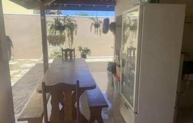 Imagem: A casa possui 3 Dormitórios, 1 Banheiro, 1 Vaga na garagem