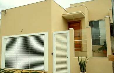 Imagem: A casa possui 3 Dormitórios, 2 Banheiros, 130m² de Área e