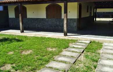 Imagem: A casa possui 3 Dormitórios, 1 Banheiro, 4 Vagas na garagem