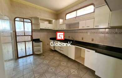 Imagem: A casa possui 3 Dormitórios, 1 Banheiro, 100m² de Área e