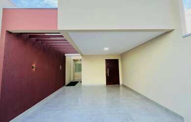 Imagem: A casa possui 2 Dormitórios, 2 Banheiros, 2 Vagas na garagem