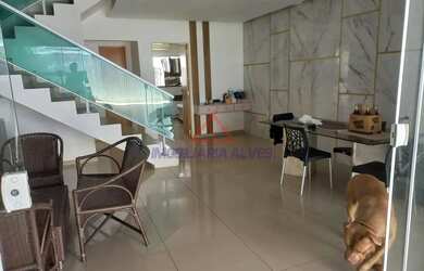 Imagem: A casa possui 3 Dormitórios, 1 Banheiro, 2 Vagas na garagem