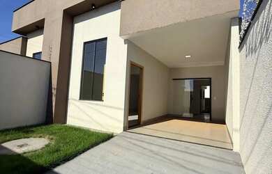 Imagem: A casa possui 3 Dormitórios, 2 Banheiros, 2 Vagas na garagem