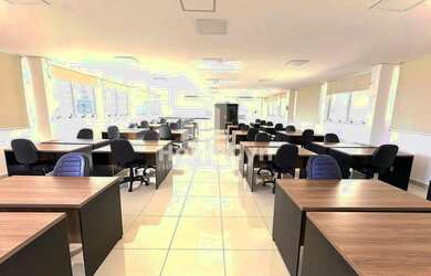 Imagem: O depósito possui 3 Vagas na garagem, 130m² de Área e está