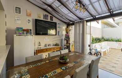 Imagem: A casa possui 3 Dormitórios, 2 Banheiros, 2 Vagas na garagem