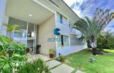 Imagem: A casa em condomínio possui 5 Dormitórios, 5 Banheiros, 430m²